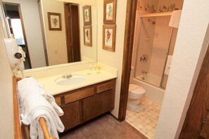 2-Bedroom Condo Loft | Bathroom | Combined shower/tub, hair dryer, towels - Discovery 4 (Mammoth Lakes)