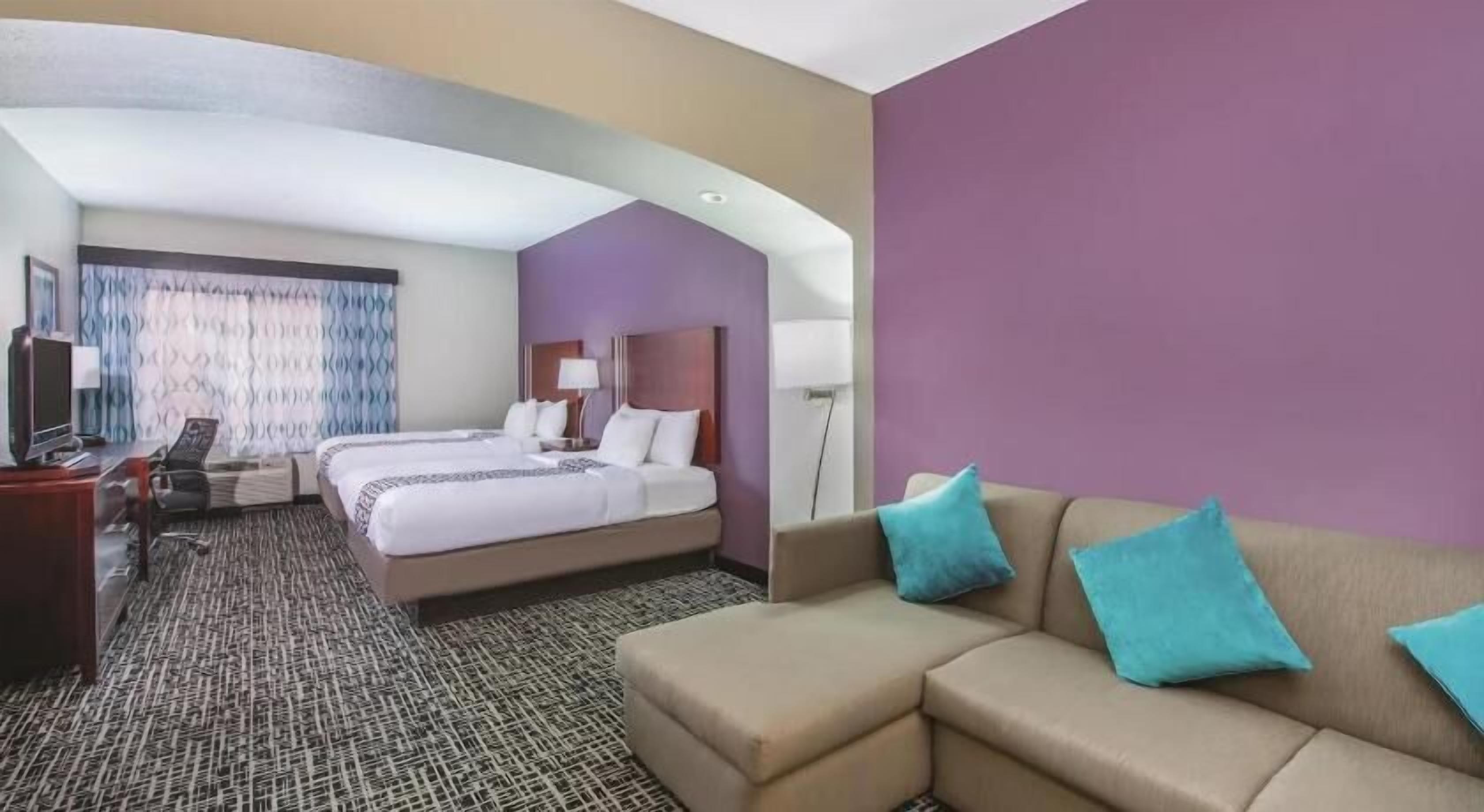 Hochwertige Bettwaren, Schreibtisch, Verdunkelungsvorhänge