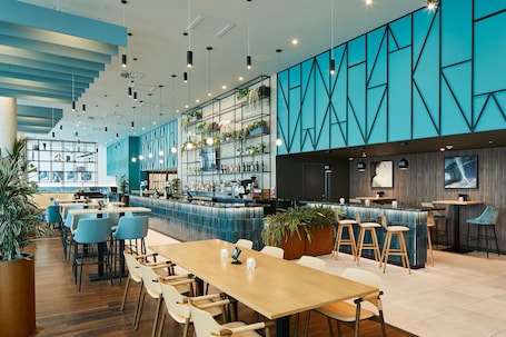 Frühstück und Abendessen. Courtyard by Marriott London Gatwick Airport