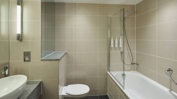 Un baño moderno con bañera, inodoro y lavamanos.