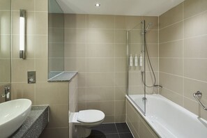 Combined shower/bathtub, free toiletries, hair dryer, towels