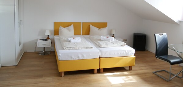 Kolmen hengen perushuone | Allergiatestatut vuodevaatteet, tallelokero huoneessa, työpöytä