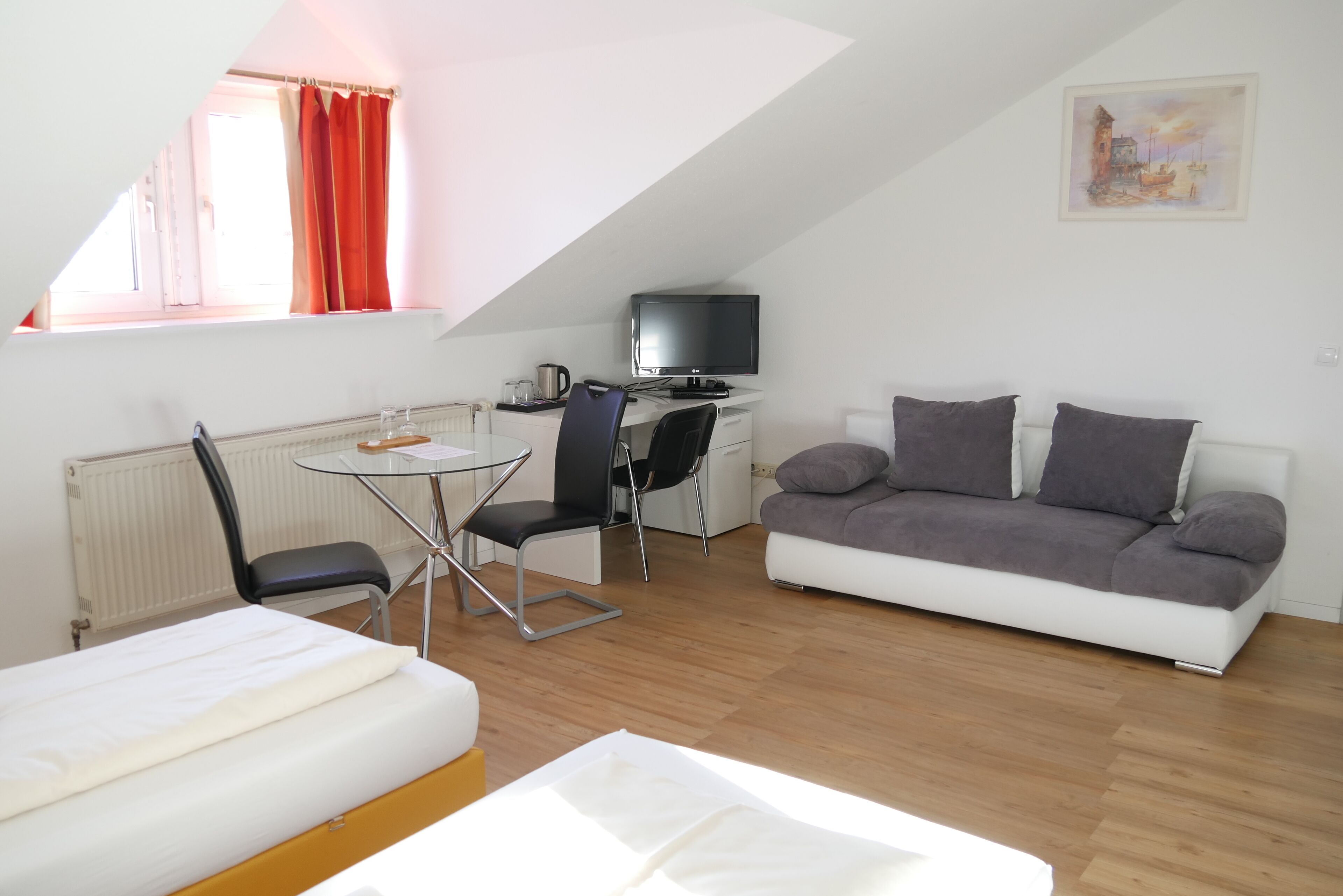 basic triple room | living area | flat-screen tv