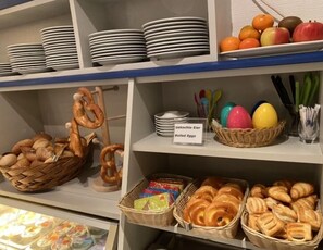 Une vitrine de boulangerie présentant divers produits de boulangerie et un panneau indiquant « œufs durs ».