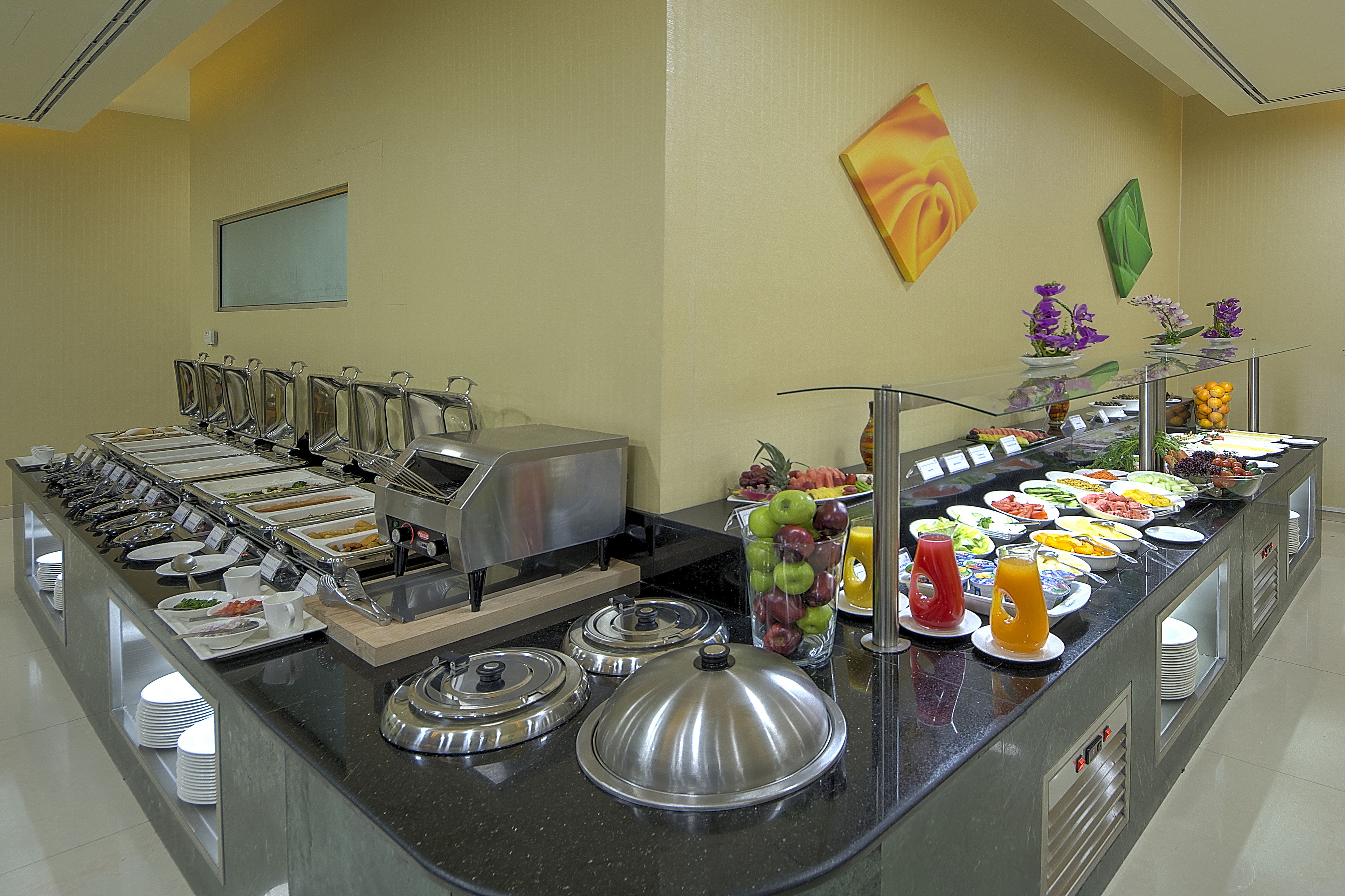 Ein Buffet mit verschiedenen Speisen und einer Selbstbedienungsgetränkestation.