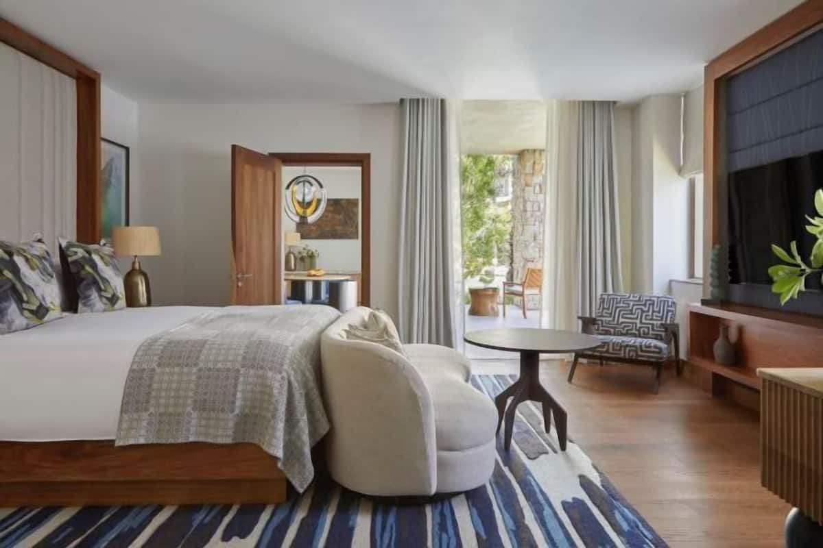 1 bedroom, premium bedding, down comforters, pillowtop beds