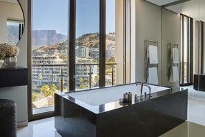 Penthouse (Lion's Head) | Kamar mandi | Bathtub dan shower terpisah, bathtub besar,  dan pancuran hujan