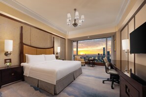 Deluxe Room, 1 King Bed | Minibar, in-room safe, desk, blackout drapes