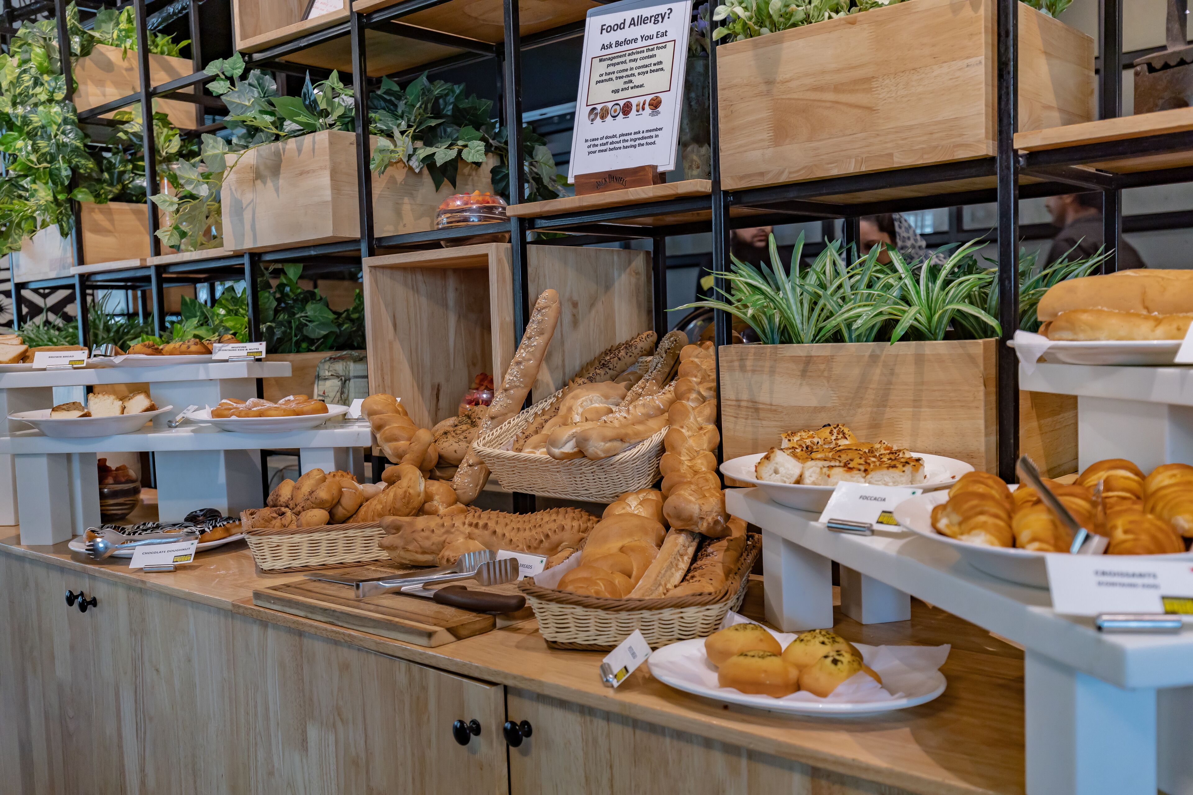Una vitrina de panadería con panes y pasteles.