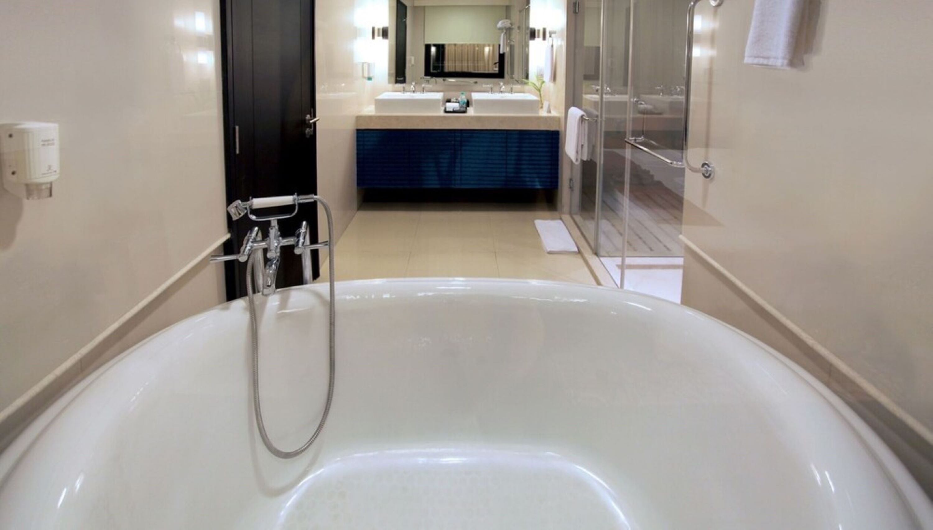 Un baño moderno con una bañera grande, zona de ducha e inodoro doble.