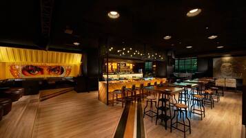 Pub gastronómico, con vista al jardín, abre todos los días