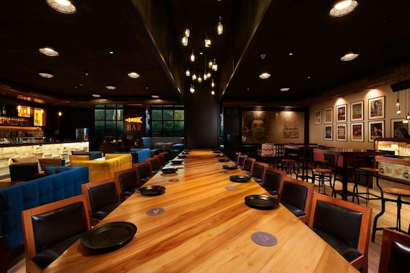 Gastropub, garden views, open daily