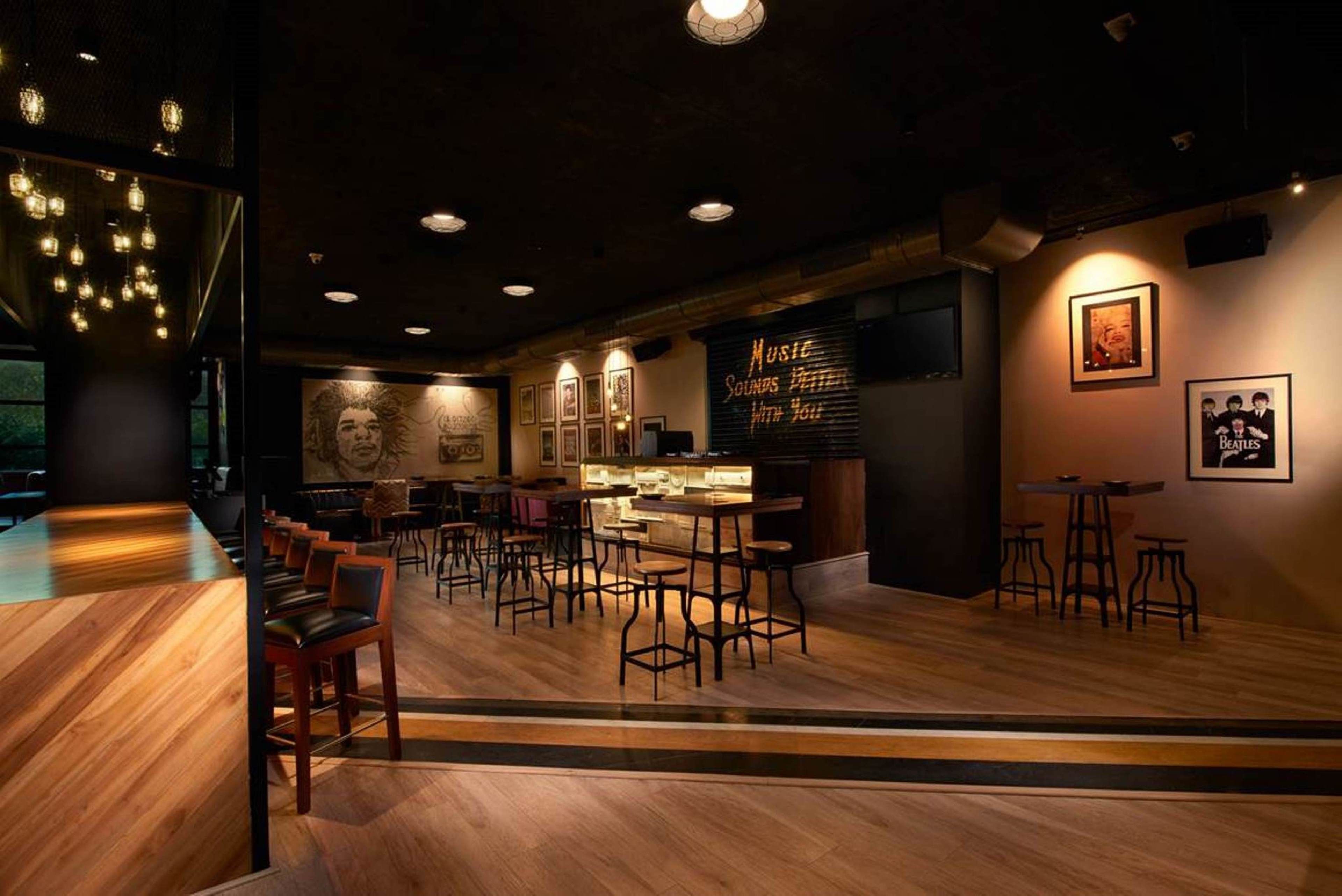 Gastropub, garden views, open daily