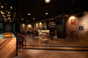 Pub gastronómico con vistas al jardín (abre todos los días)