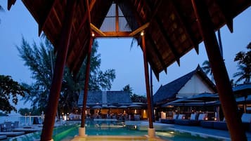 2 kolam renang outdoor, dengan payung kolam renang dan kursi berjemur