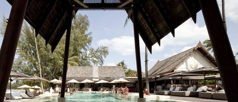 2 piscines extérieures, parasols de plage, chaises longues