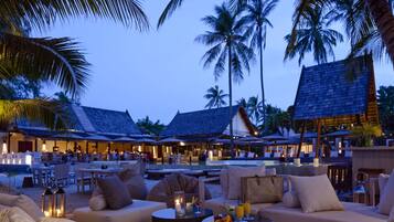 2 restaurants, breakfast, lunch, dinner served; international cuisine