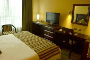 Minibar, in-room safe, desk, iron/ironing board - Hotel Terrano Concepcion (Concepción)