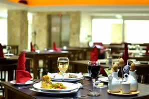 Lunch and dinner served, local and international cuisine - Hotel Terrano Concepcion (Concepción)