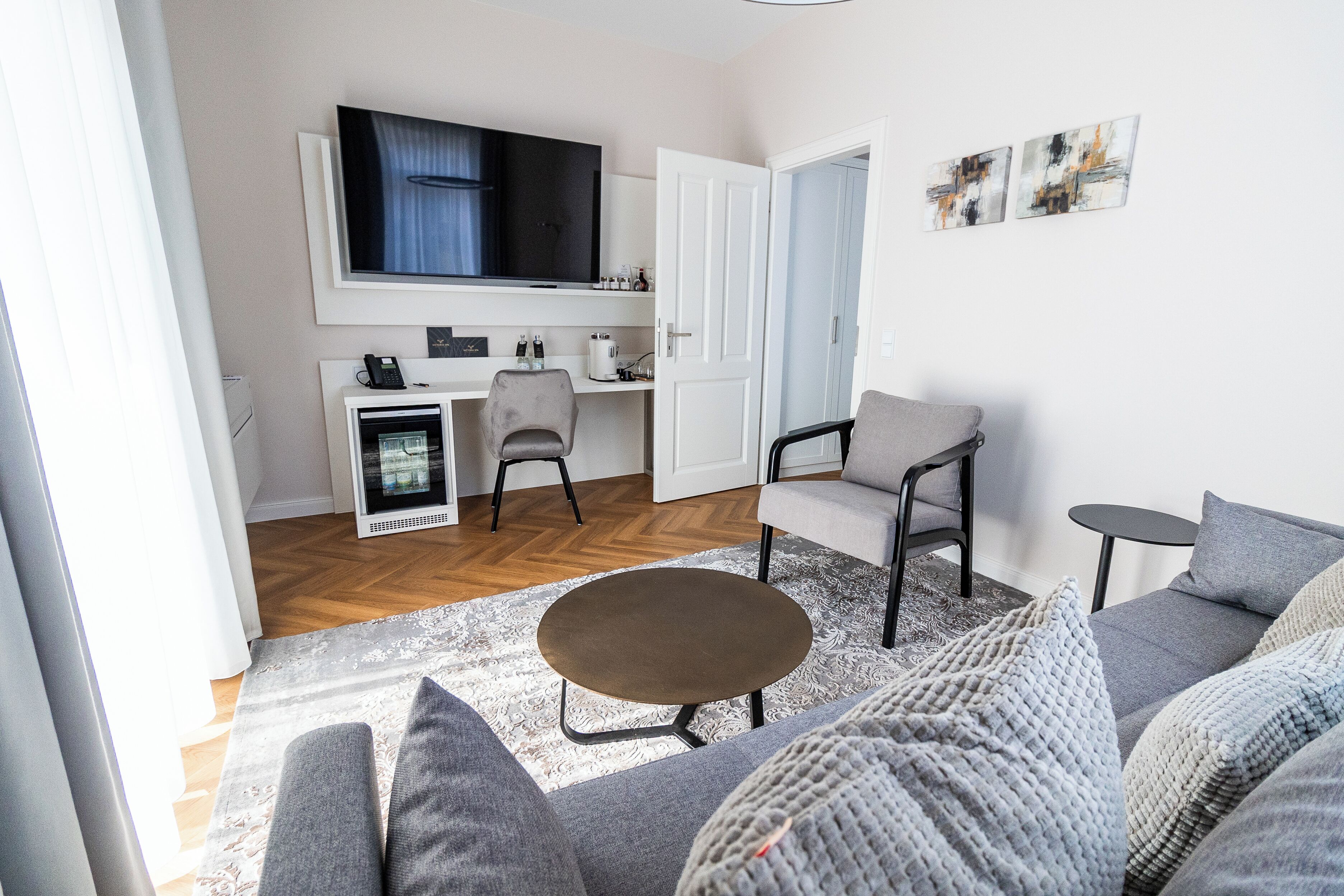 suite (garden villa, annex) | living area | flat-screen tv