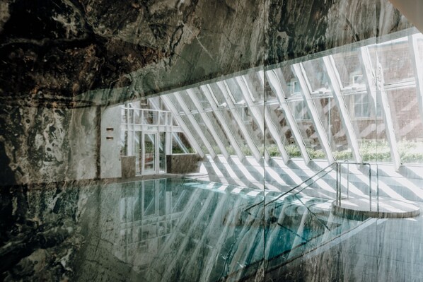 Piscine couverte, chaises longues