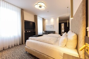 Habitación Business doble, 1 cama de matrimonio | Ropa de cama hipoalergénica, minibar, caja fuerte