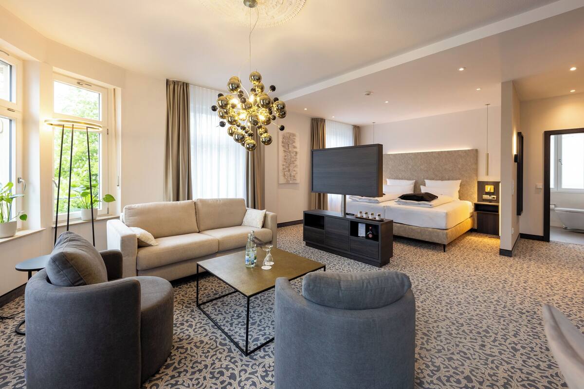 business double room, 1 queen bed | 1 bedroom, hypo-allergenic bedding, minibar, in-room safe