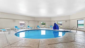 Piscina coperta, con ingresso dalle 09:00 alle 22:00, lettini