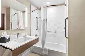 Standard Room, 1 King Bed, Accessible (Mobility, Accessible Tub) | Bathroom | Free toiletries, hair dryer, towels