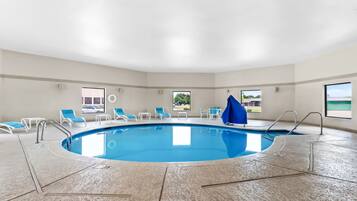 Sisäuima-allas avoinna 9.00–22.00, aurinkotuoleja