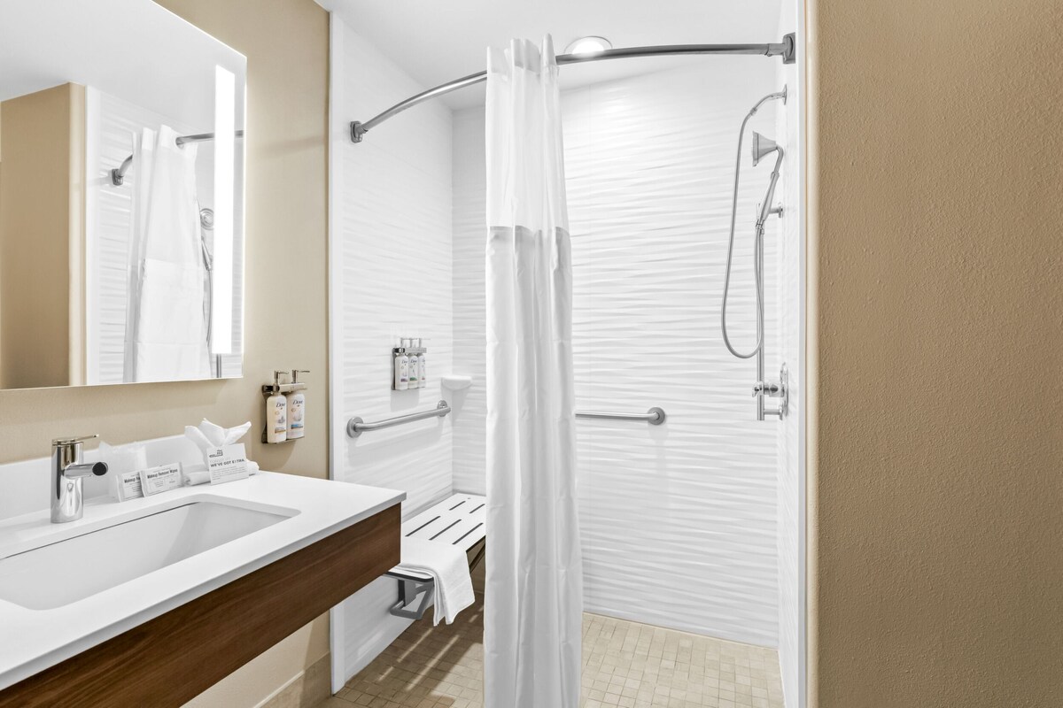 Standard Room, 1 King Bed, Accessible (Mobility, Accessible Tub) | Egyptian cotton sheets, in-room safe, desk, iron/ironing board