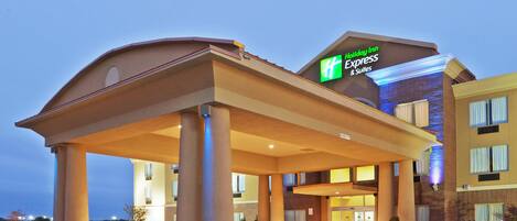 Un hôtel Holiday Inn Express & Suites doté d’une entrée abritée et d’une façade en briques.
