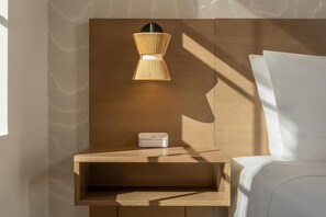Bộ đồ giường cao cấp, nệm có lớp đệm bông, két bảo mật tại phòng 