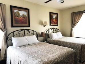 Habitació doble per a ús individual tradicional, 2 llits de matrimoni | Decoració individual, mobiliari individual i cortines opaques 