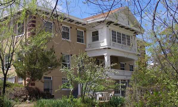 Property entrance - Riverside Hot Springs Inn & Spa - Adults Only (Lava Hot Springs)