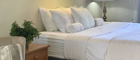 Traditional Single Room, 1 King Bed | Individually decorated, individually furnished, blackout drapes