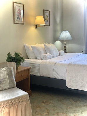 Chambre simple traditionnelle, 1 très grand lit | Décor unique, ameublement unique, rideaux d’obscurcissement