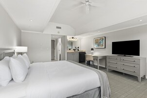 Habitación, 1 cama de matrimonio grande, balcón, vistas al campo de golf | Tabla de planchar con plancha, cunas gratuitas, wifi gratis