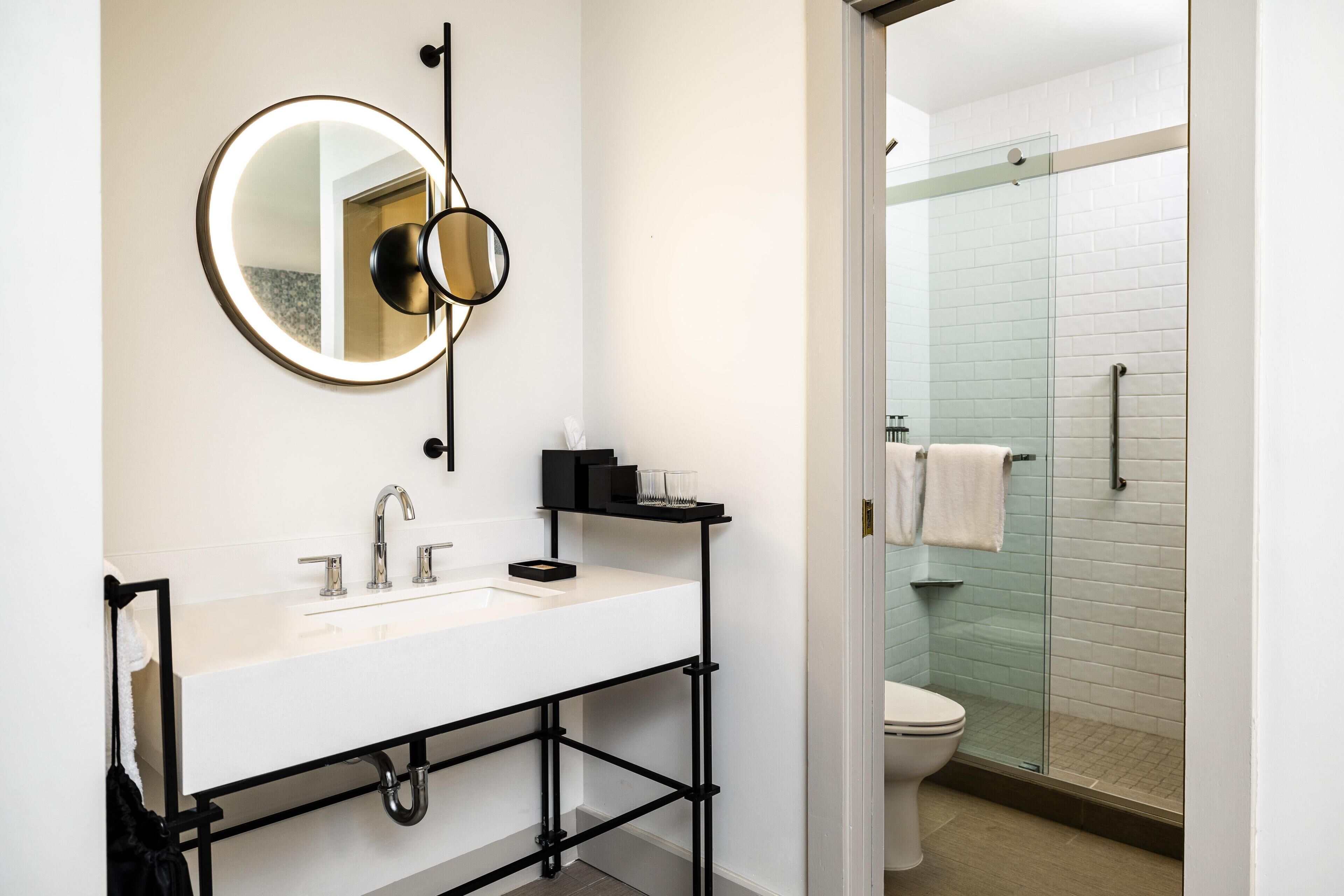 Combined shower/tub, free toiletries, hair dryer, towels