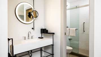 Combined shower/tub, free toiletries, hair dryer, towels