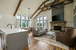 村舍, 4 间卧室 | 起居区 | 电视