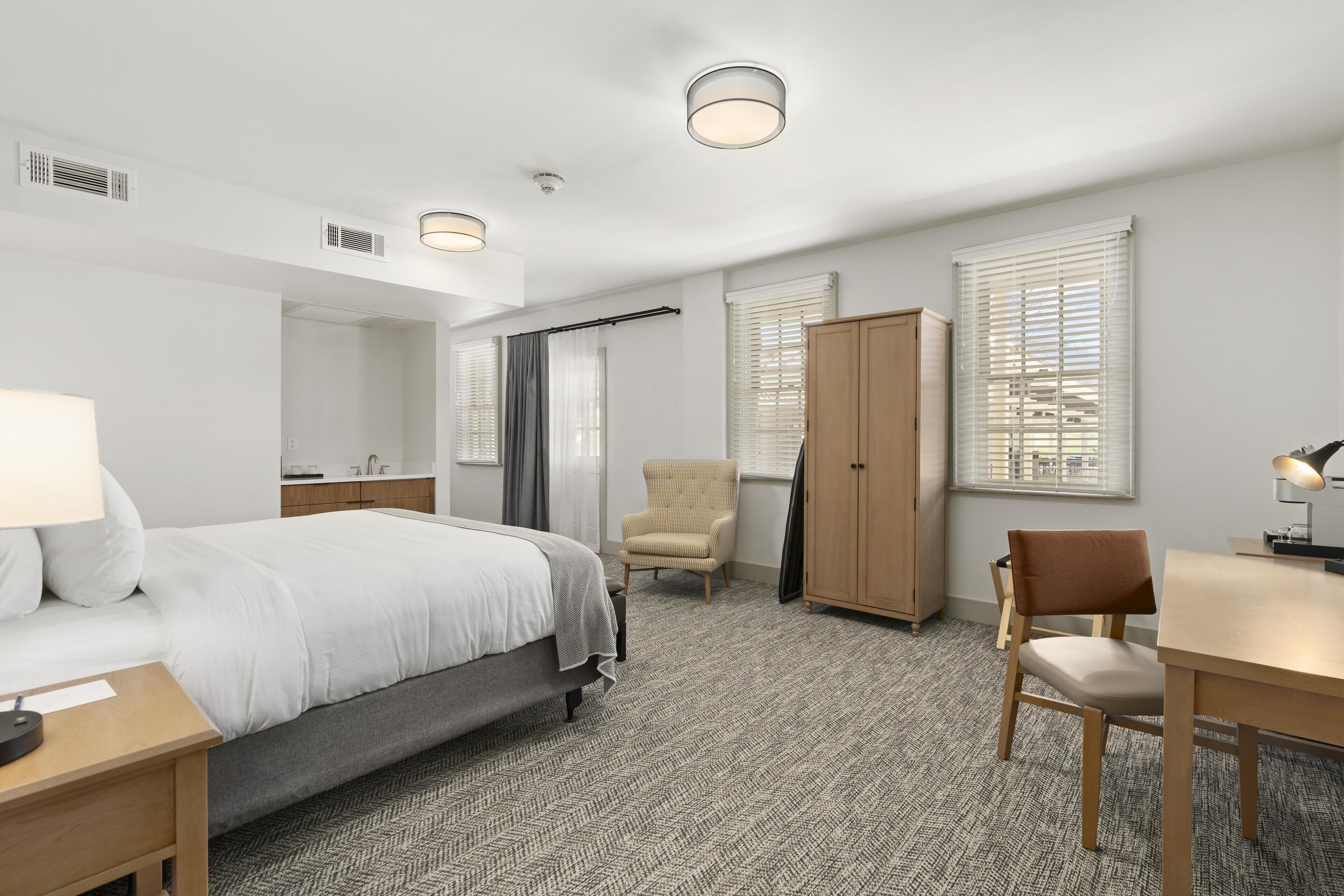 Habitación, 1 cama King size (Mobility & Hearing, Roll-in Shower) | Tabla de planchar con plancha, cunas gratuitas y wifi gratis 