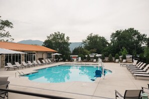 Seasonal outdoor pool - Waynesville Inn and Golf Club, Tapestry Collection by Hilton (Waynesville)