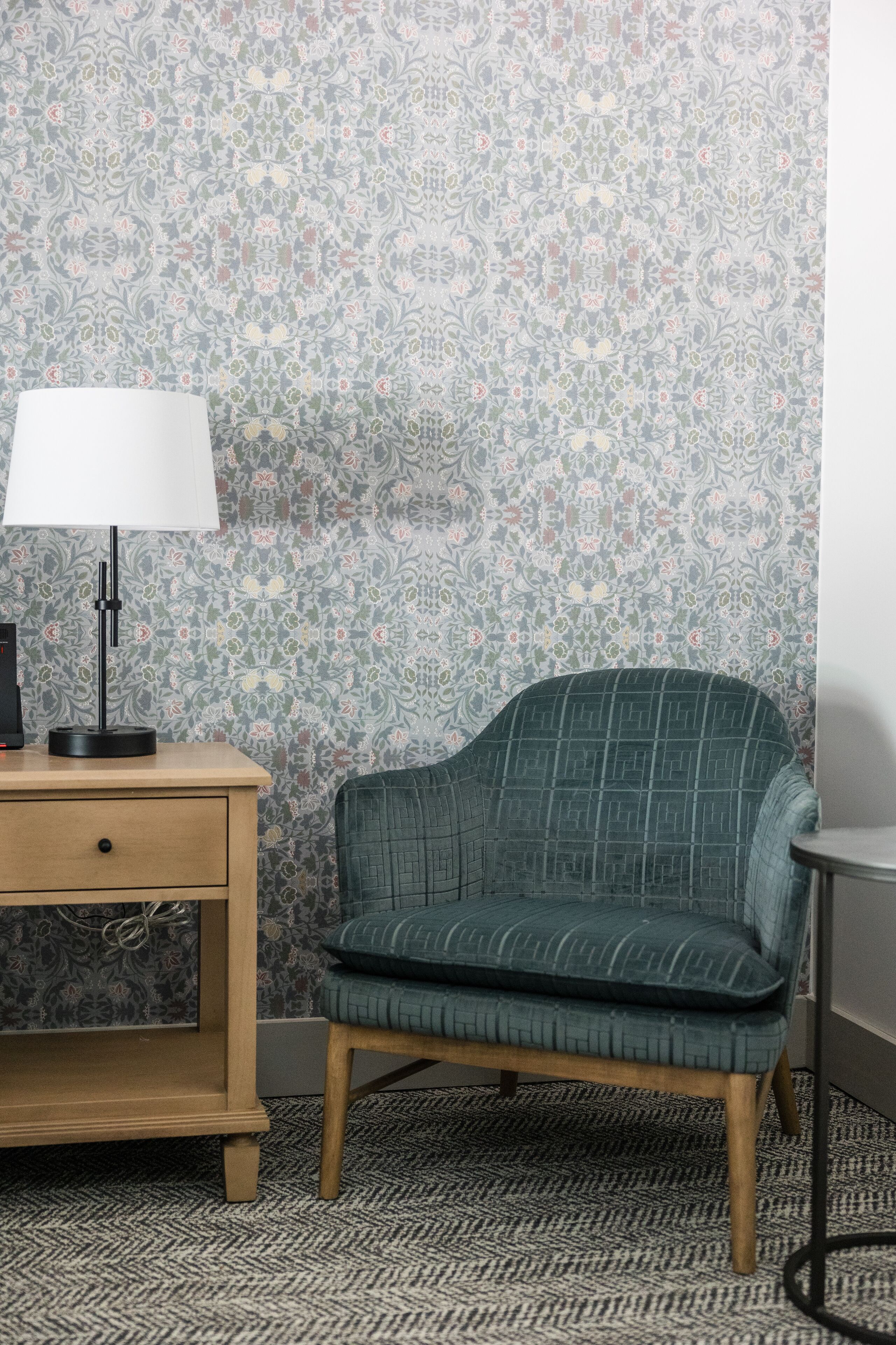 Ferros/tábuas de passar roupa, berços grátis, Wi-Fi de cortesia