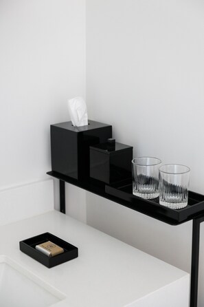 Tina con regadera, amenidades de baño gratuitas, secadora de cabello 