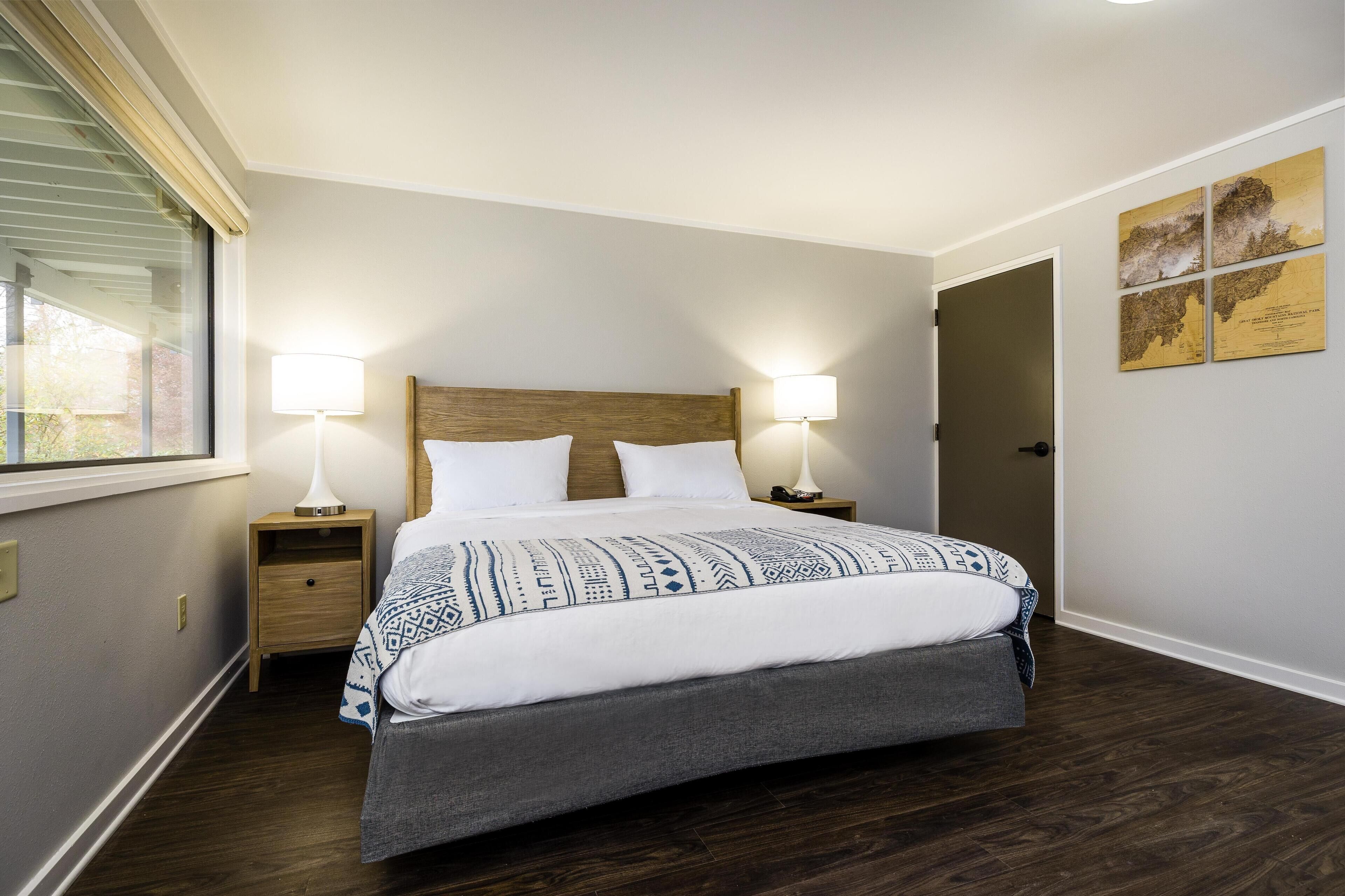 Habitación, 1 cama King size (Mobility & Hearing, Roll-in Shower) | Tabla de planchar con plancha, cunas gratuitas y wifi gratis 