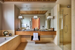 Baignoire et douche séparées, articles de toilette de luxe