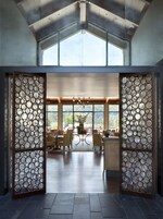 2 restaurantes; se sirve desayuno, almuerzo y cena; cocina local