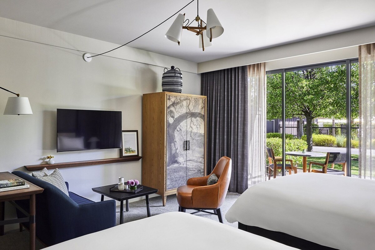 Frette Italian sheets, premium bedding, minibar, in-room safe