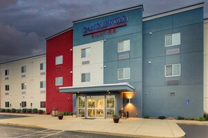 Un hotel con una fachada moderna, destacando un letrero llamativo de Candlewood Suites.